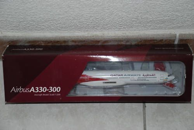 QATAR A-330-300 Asian Games red, HOGAN 1:200, Selten