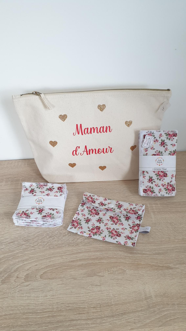 Trousse de toilette + 4 cotons + 4 serviettes visage roses