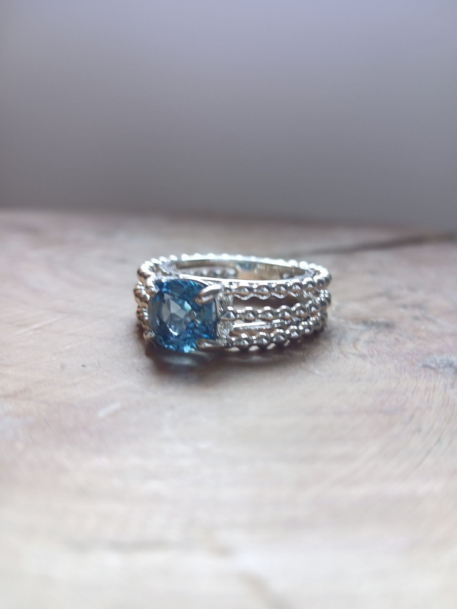 Bague Topaze Blue london, trois anneaux perlées