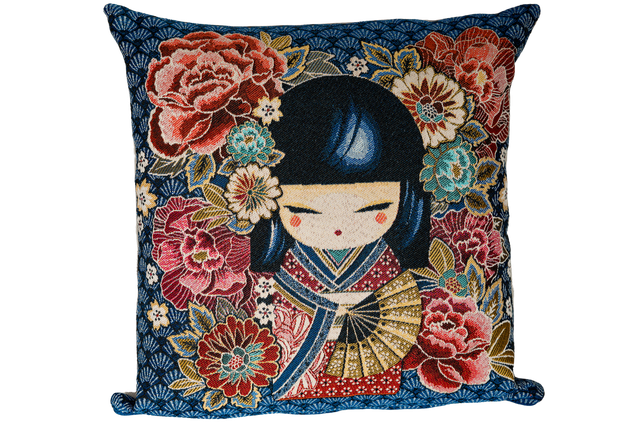 Coussin « Kokeshi Élégance Florale » – L’Art du Japon Traditionnel dans votre Intérieur