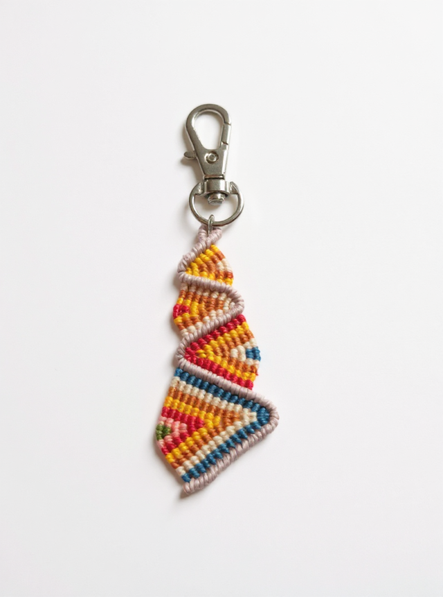 Porte-clé arc-en-ciel micro-macramé