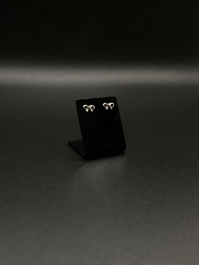 Brinco laço vazado com zircônia