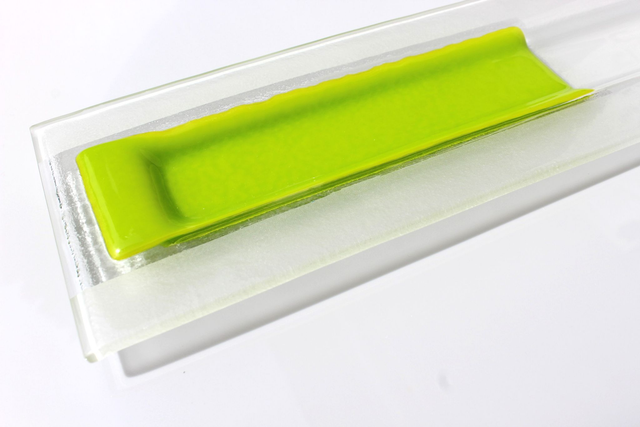 o4 Olivenschale aus Glas . Akzent in frühlingsgrün / opac . 10 x 50 cm