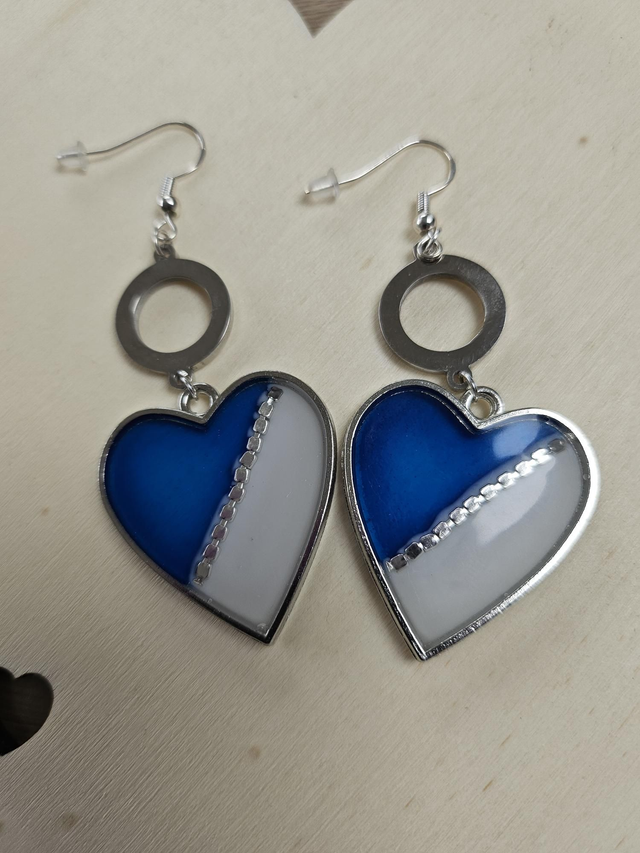 Boucles d&#039;oreilles en résine - Cœurs bleus et blancs
