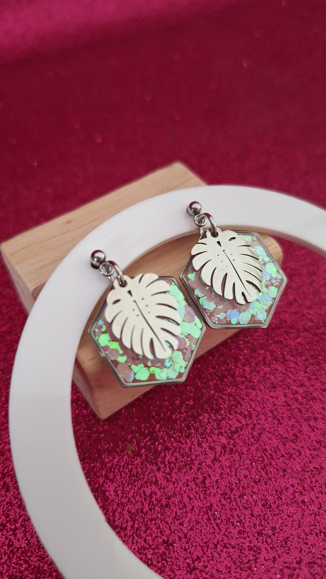 Boucles d&#039;oreilles Monstera argentées paillettes blanches 