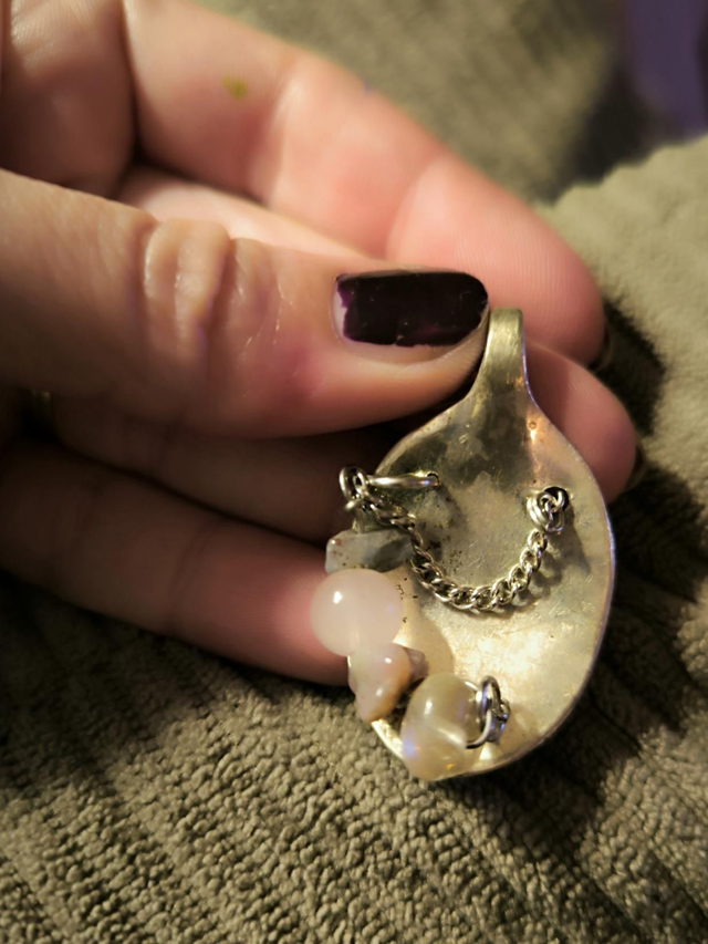 Pendentif métal argenté, perles et chaîne en argent sterling