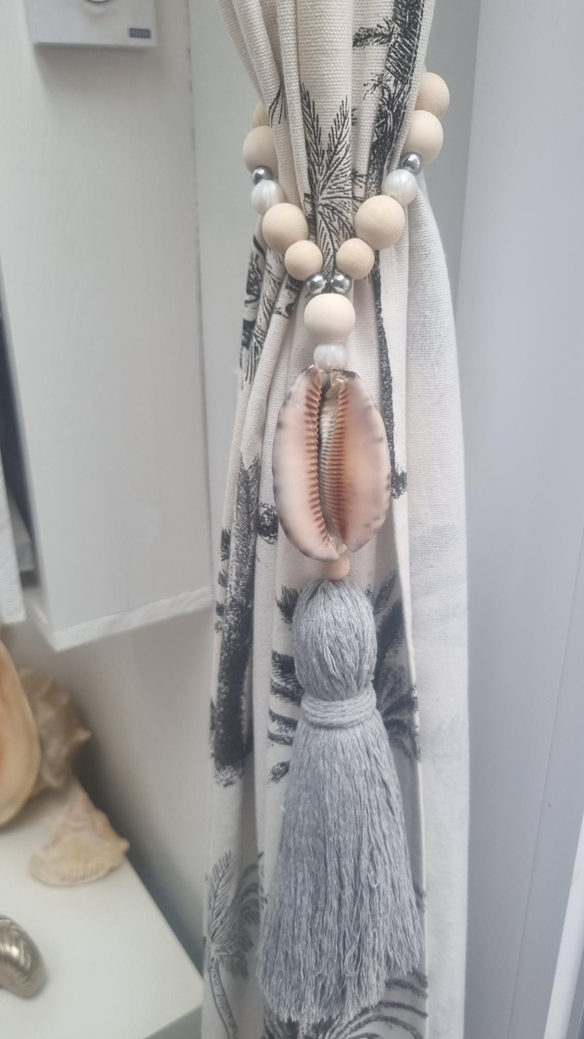 Embrasse coquillage mauritia pompon gris