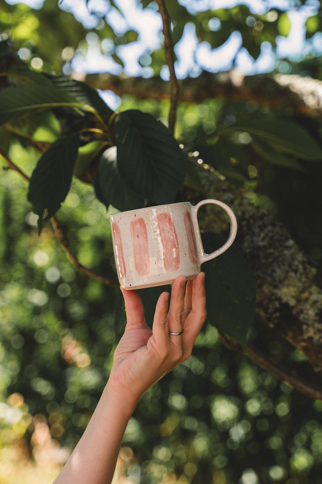 Mug blanc tacheté avec rayures roses 🩷