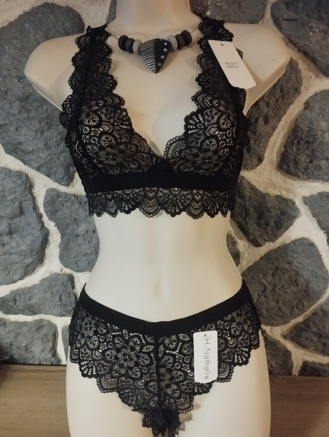 Ensemble triangle sans armatures ni rembourrage noir avec dos papillon