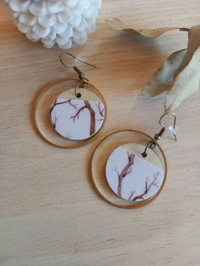 Boucles d&#039;oreilles Bois - disque bois et papier décoratif printemps - blanc - montures bronze