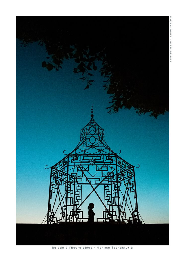 Affiche A4 - Silhouette de femme sous une gloriette et un arbre à l&#039;heure bleue - &quot;Balade à l&#039;heure bleue&quot;
