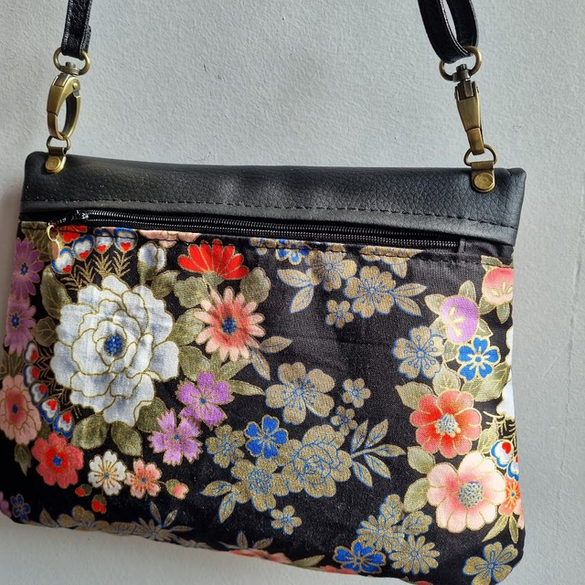 Sac pochette élégante "Kanako" noir doré & simili cuir noir