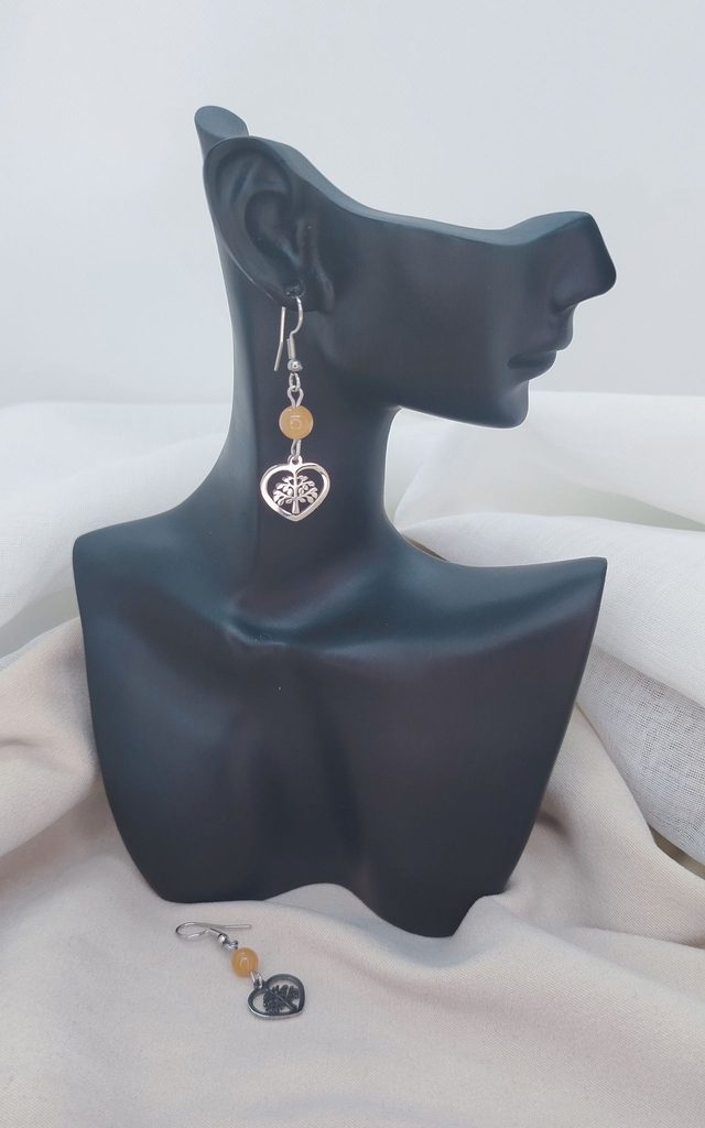 Boucles d&#039;oreilles crochets en acier inoxydable ornées d&#039;une pierre naturelle et d&#039;un pendentif &quot;arbre de vie cœur&quot;.