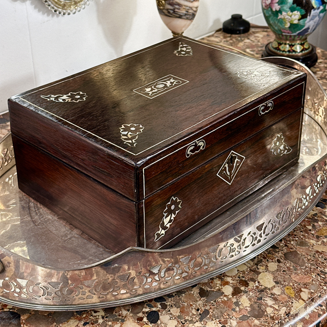 Caixa de costura victoriana em Pau Santo e Madrepérola