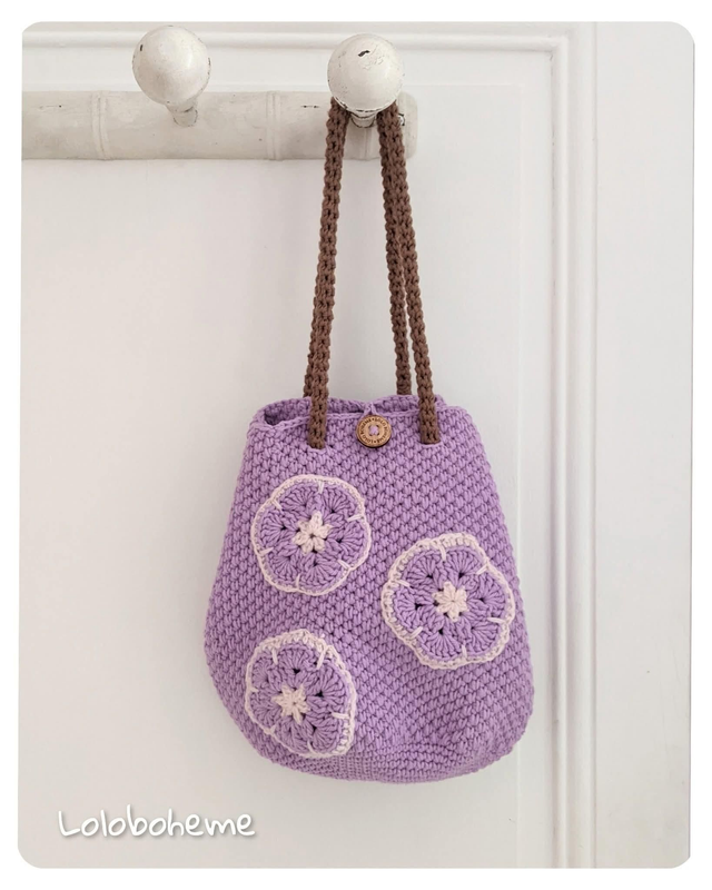 Sac fourre-tout en crochet violet motif grosses fleurs