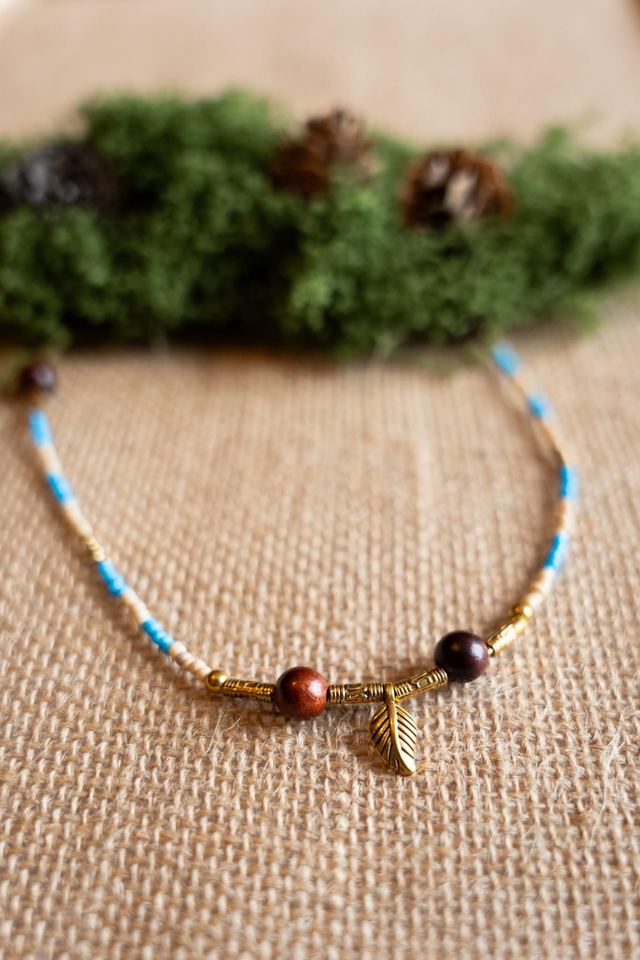 Collier en perles de rocaille, bois de Rose et pendentif feuille dorée 