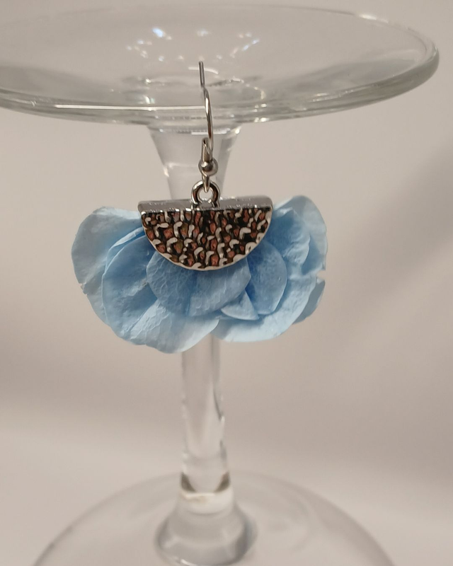 Murmure de Pétales -Boucles d’oreilles argentées avec fleur éternelle 