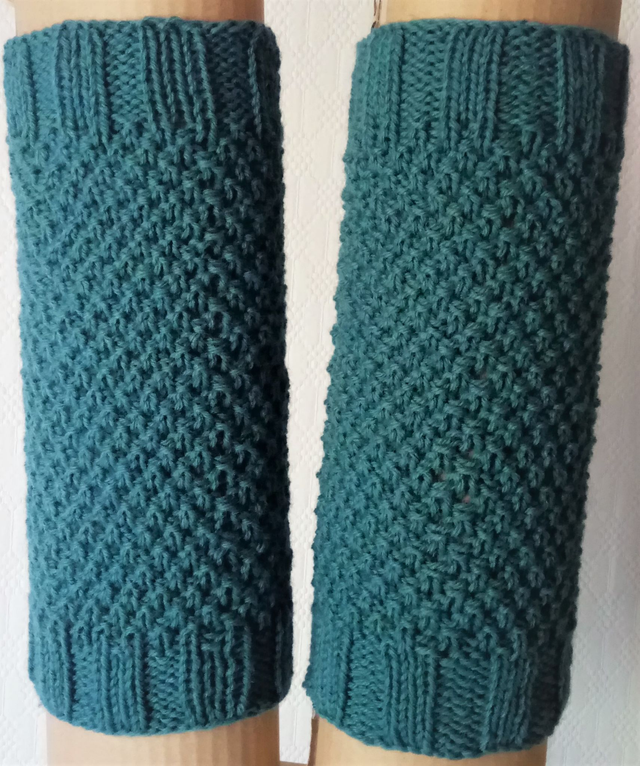 Neulotut säärystimet / knitted leg warmers