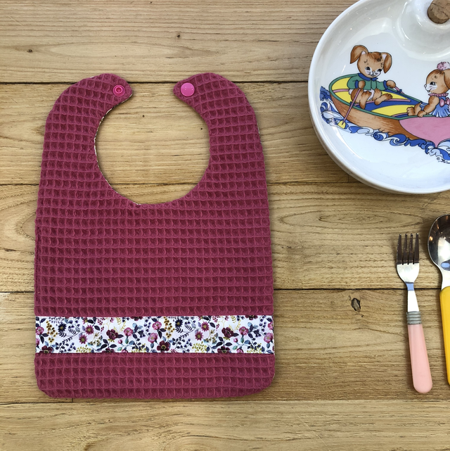 Bavoir rose fleuri, à bouton pression 