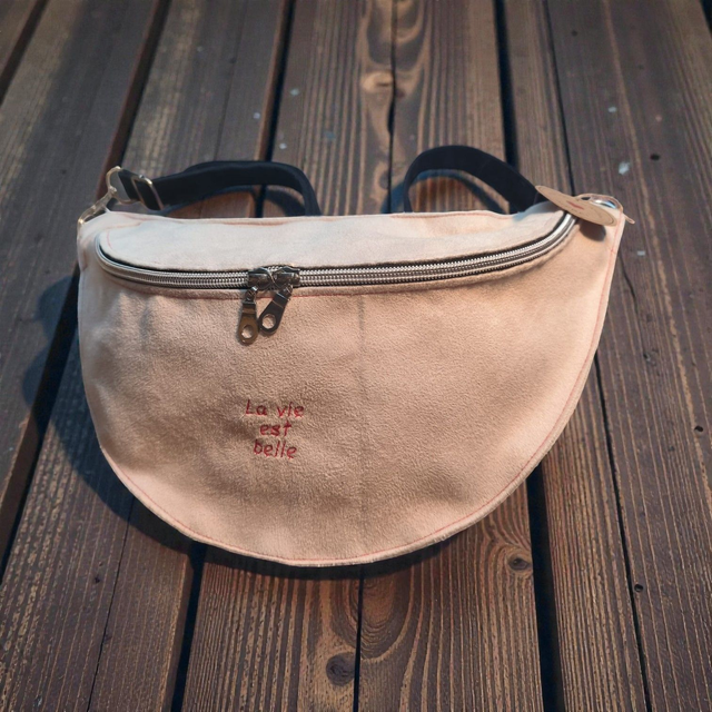 Sac banane en suédine Alaska blanc crème broderie La vie est belle