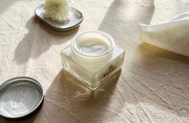 SAPHIR MEDAILLE D'OR - RENOVATEUR with Mink oil - 75ml or Macadamia Oil - 75ml