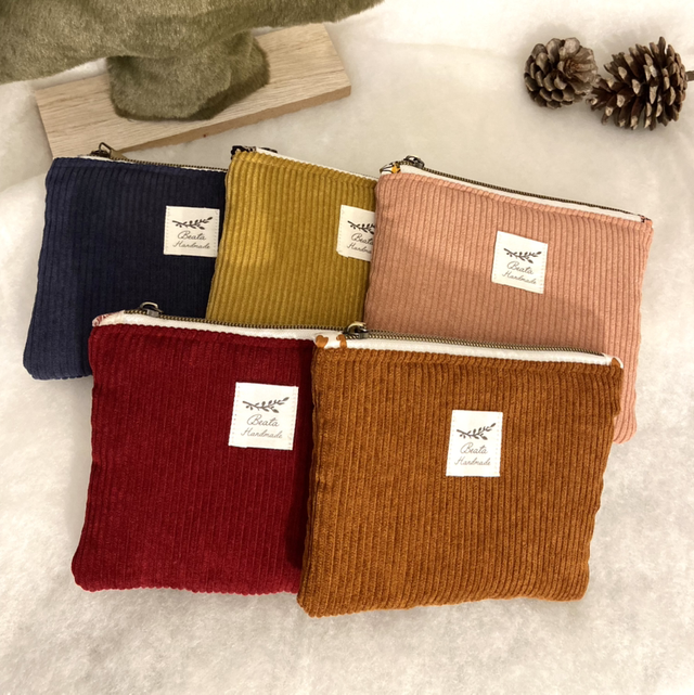 Petite Pochette Plate, plusieurs couleurs disponibles.