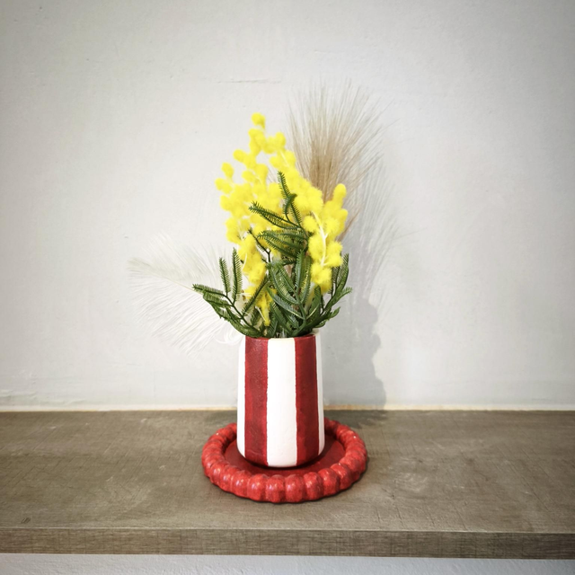 Décoration florale artisanale carnaval – Vase avec masque de Gilles, mimosa & plumes – Fait main