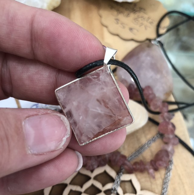 Quartz fraise &amp; cordon ciré