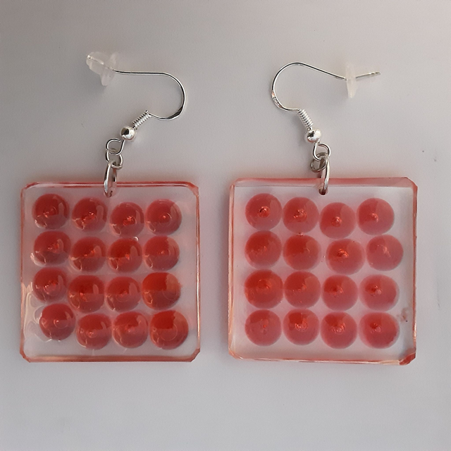 Boucle d’oreille carrée fond transparent et cabochon rouge translucide