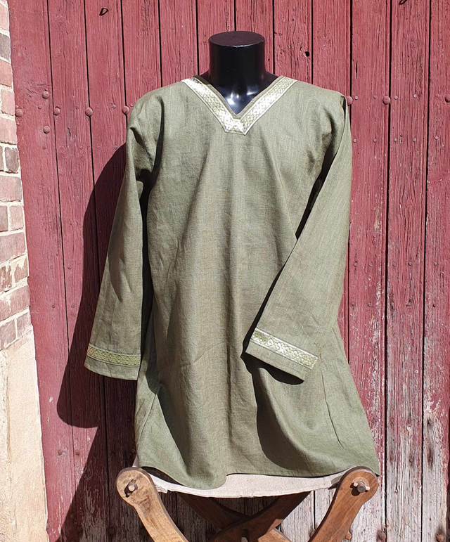 Tunique médiévale inspiration viking en lin vert mousse à galon