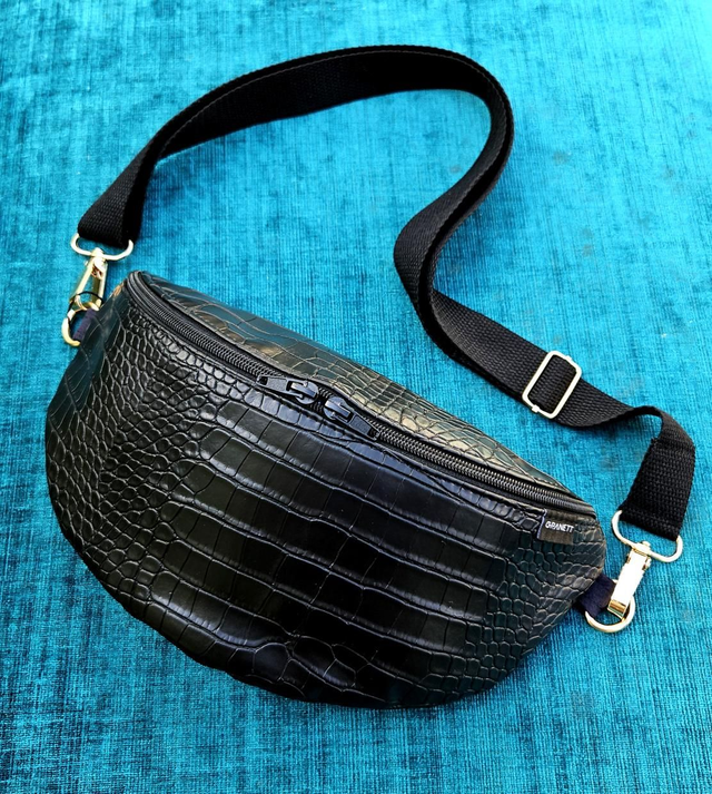 Black in snake övtáska