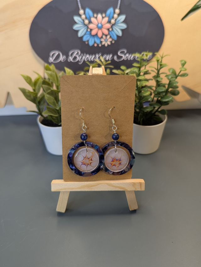 Boucles d&#039;oreilles avec 2 pendentifs ronds, des perles naturelles et un fermoir couleur argent. 