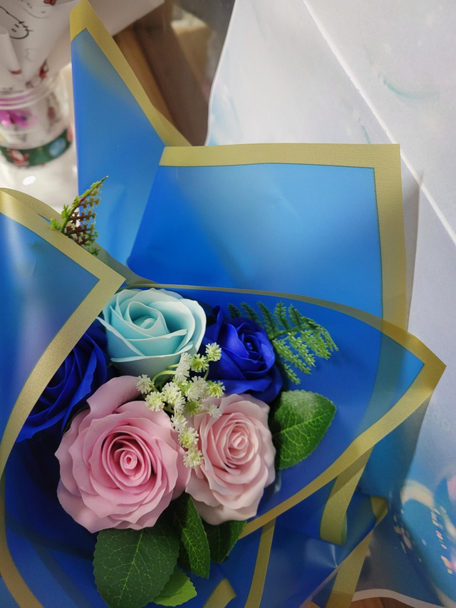 Bouquet roses de savon bleu et rose (8)