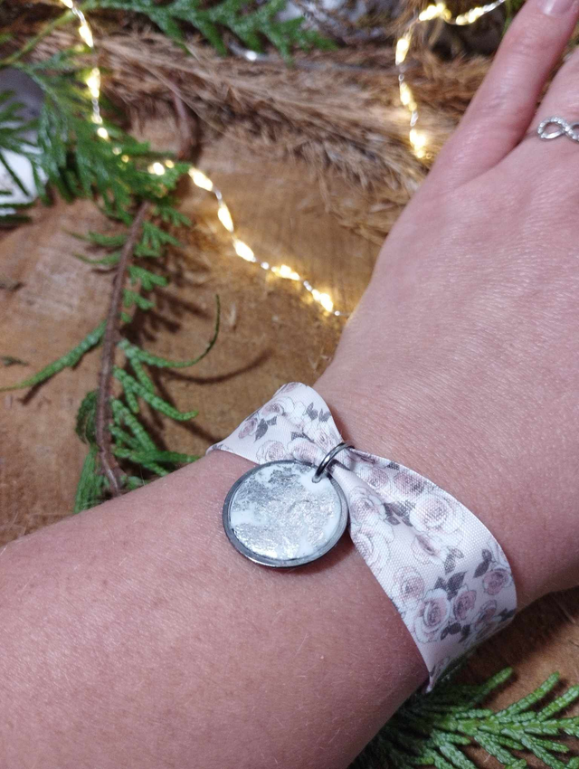 Bracelet large en tissus avec médaille artisanale - motif Roses Vintage