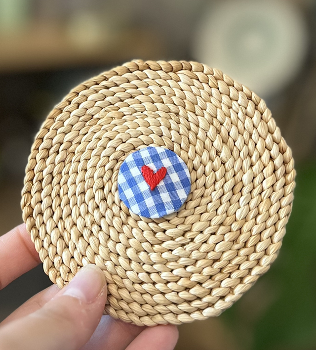 Pin’s coeur rouge (vichy bleu)