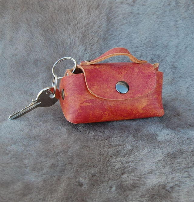 Petit sac porte clé en cuir à attacher à votre sac 