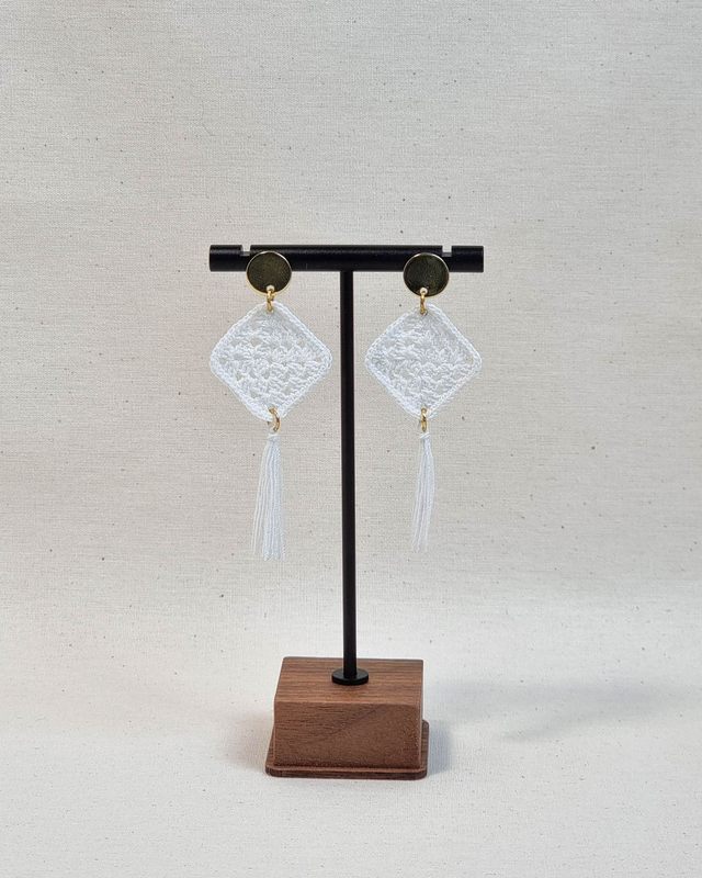 Kvačkani uhani beli