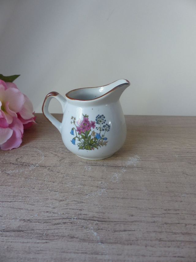 Ancien petit pot à lait artisanal en grès moucheté fleuri des années 1980, petit crémier décoration maison de campagne vintage bohème