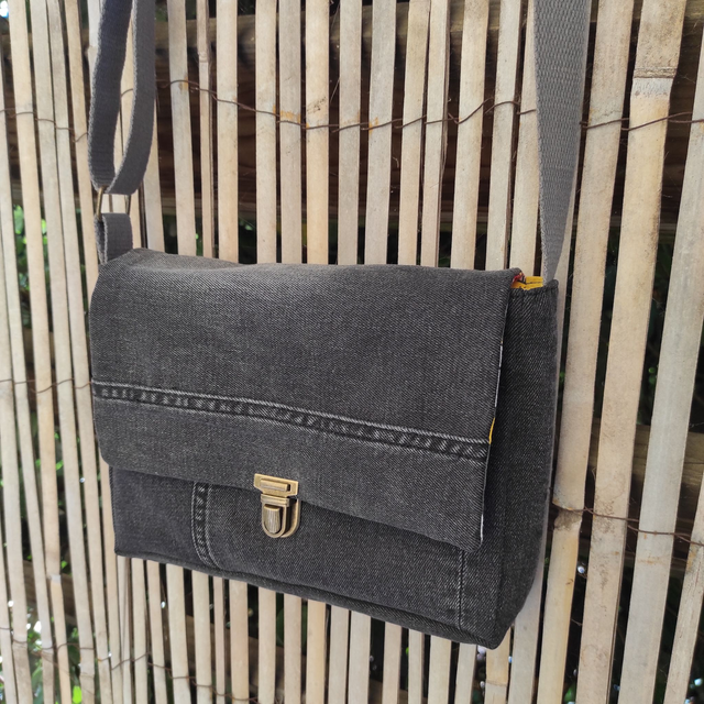 Sac cartable à bandoulière en jean recyclé . Petit sac à main. Fermeture bouton poussoir cartable et poche plaquée zippée