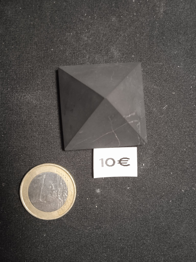 shungite (pyramide 10)