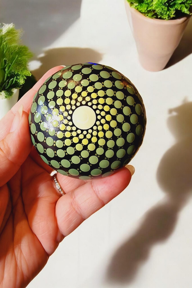 Pierre de méditation mandala verte &amp; cuivrée – Peinte à la main