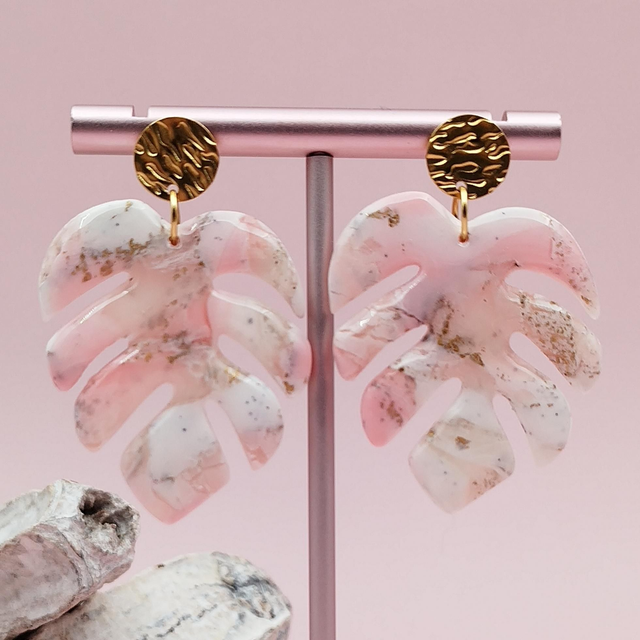 Boucles d&#039;oreilles &quot;Monstera&quot; Effet Marbre, Blanc, Rose et Doré