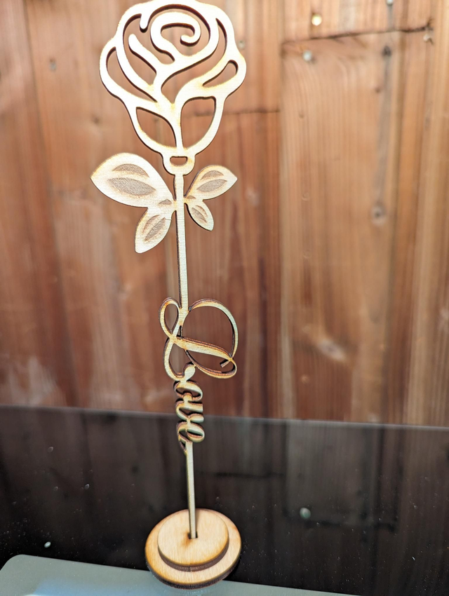 Rose love en bois environ 20cm sur support