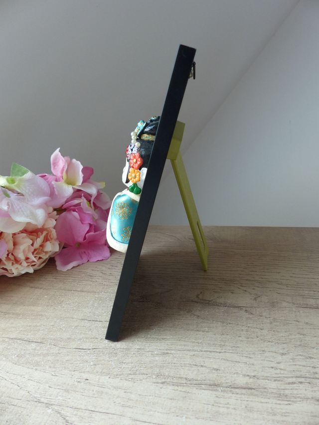 Petit tableau d’art traditionnel chinois - Statuette de femme musicienne d’opéra en argile peinte à la main - Décoration murale ou de bureau