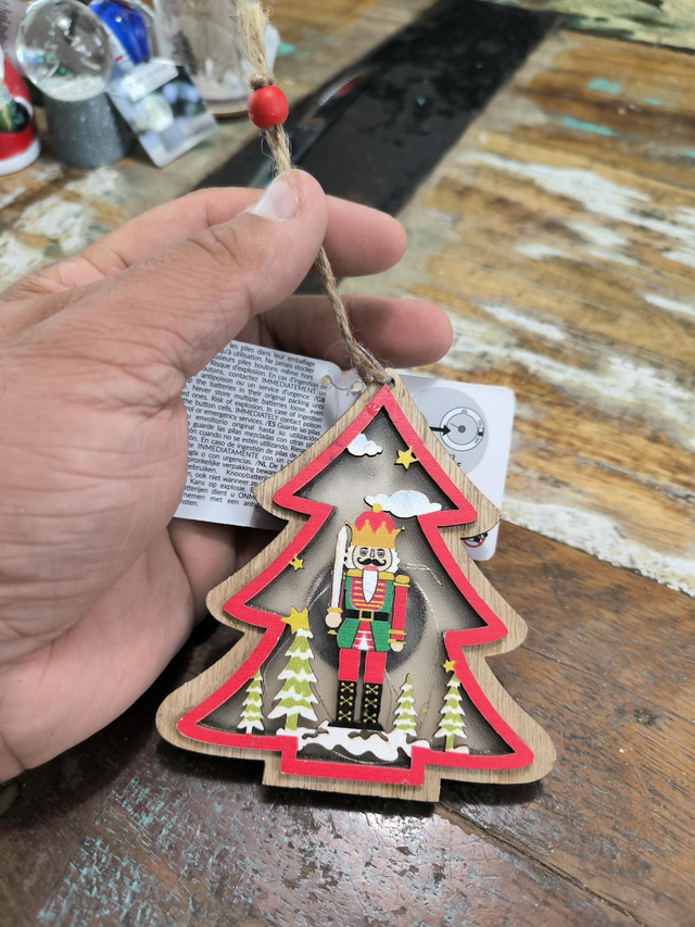 DÉCORATION LUMINEUSE A SUSPENDRE CASSE NOISETTE 