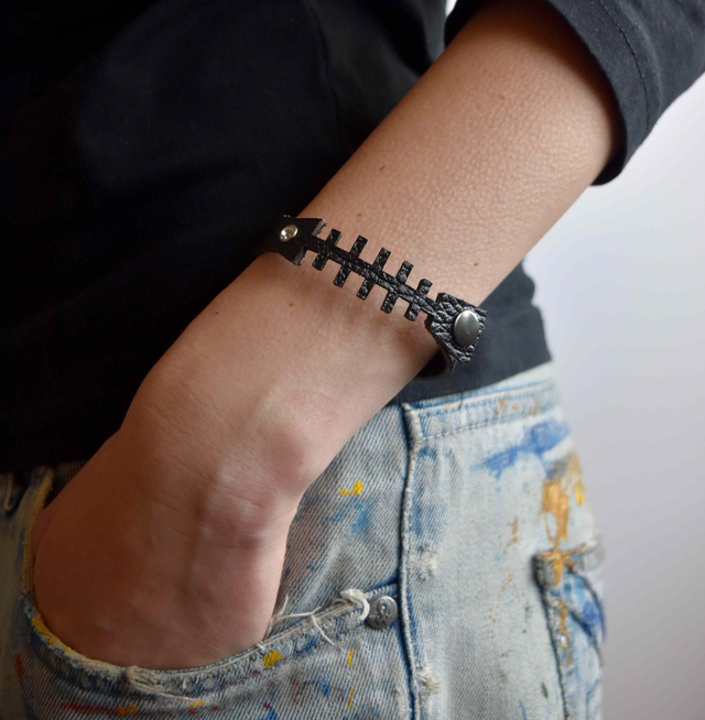 Black structural leather wristband "Lu"