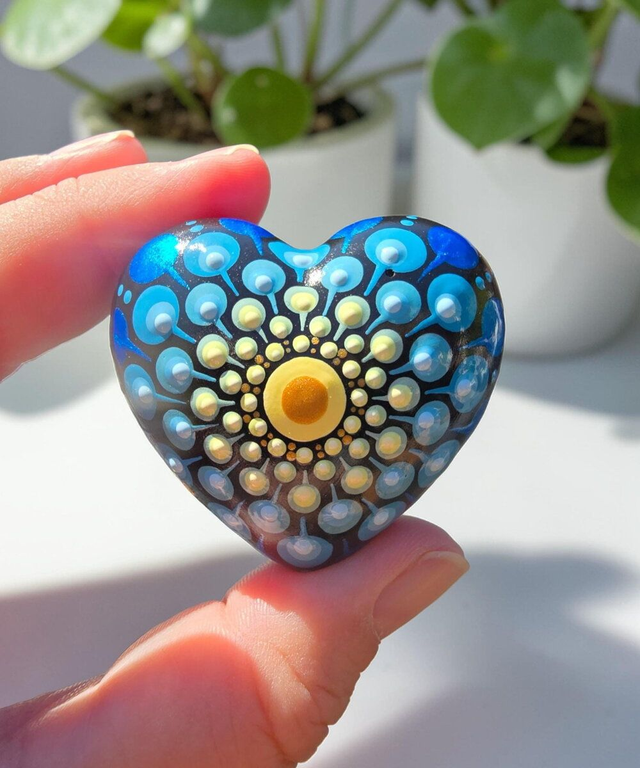 Petite pierre cœur mandala doré, jaune, vert &amp; bleu – Peinte à la main