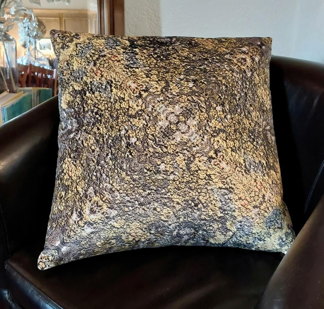 ALALIA jaune. Coussin Acquarius 56cm