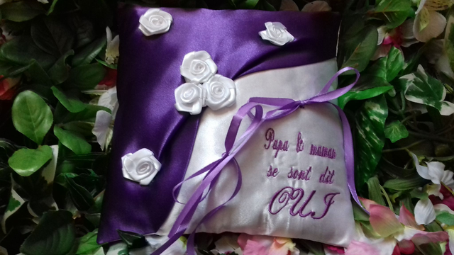 Roses blanches sur un lit de prunes