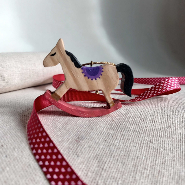 Cheval à bascule violet